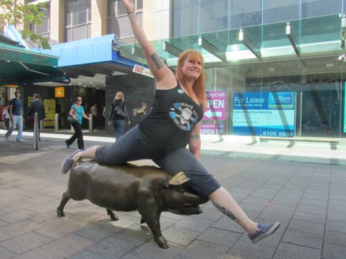 val_does a split on a pig_0.jpg